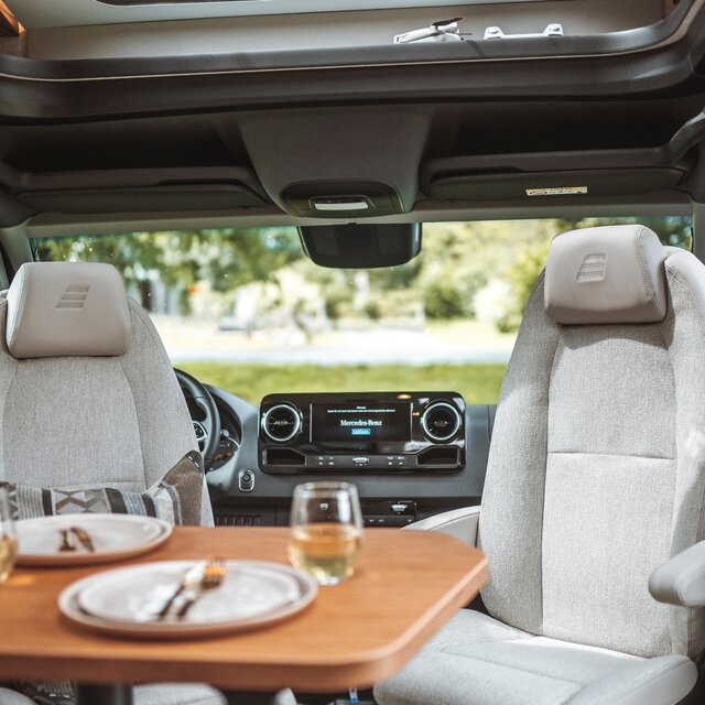Hinter den umgedrehten Fahrersitzen im HYMER ML-T befindet sich das Mercedes Benz Multimedia-System.