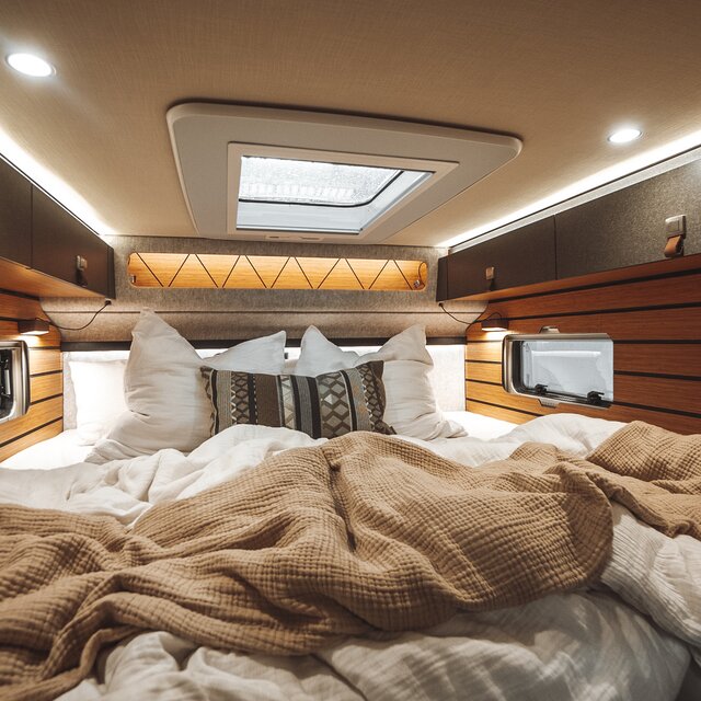 Der Schlafbereich des HYMER ML-T in der Stilwelt Native Bamboo lädt zum Relaxen ein.