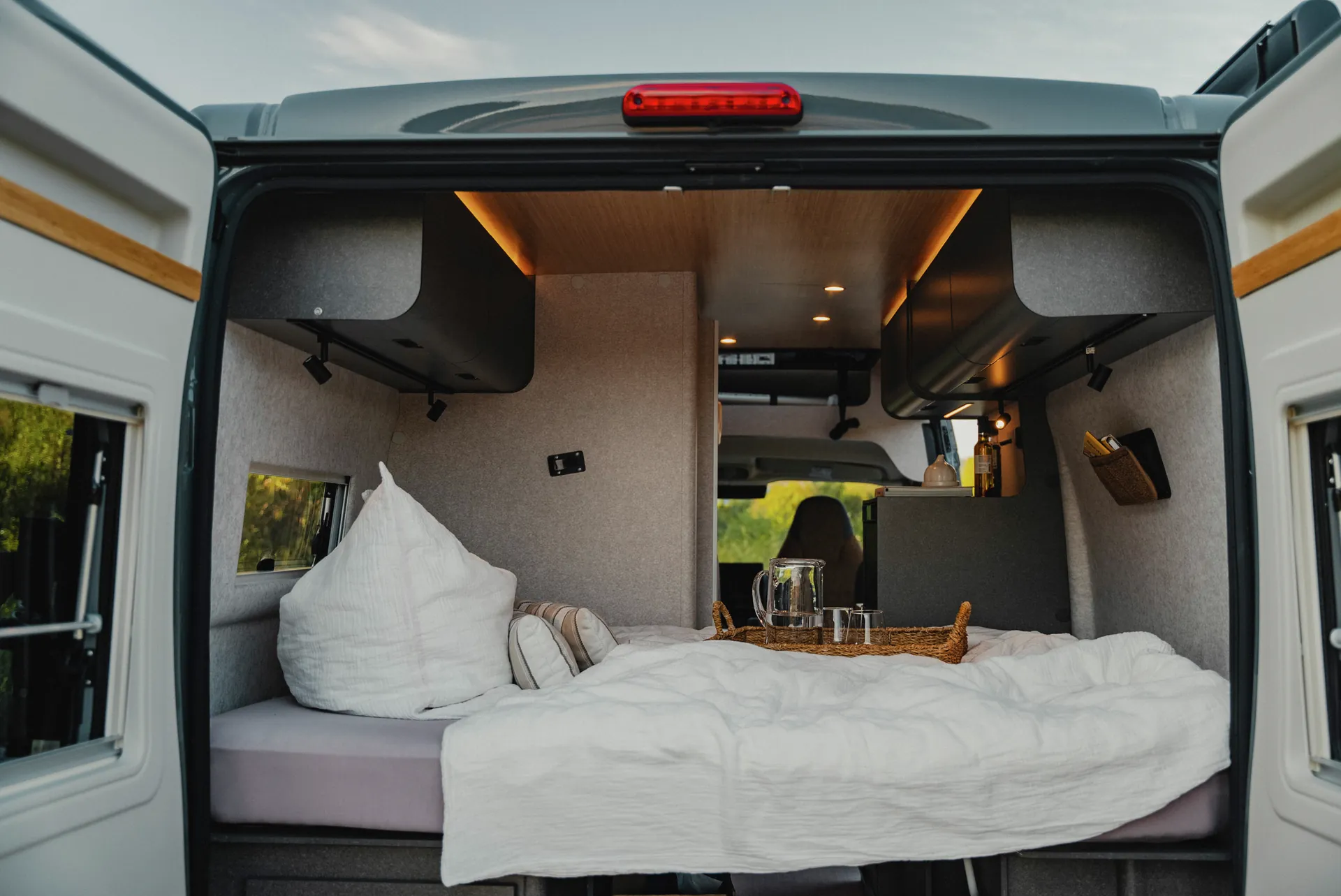 Praktischer Stauraum über und unter dem Bett – clever organisiert für mehr Ordnung und Komfort im Hymer Redwood.