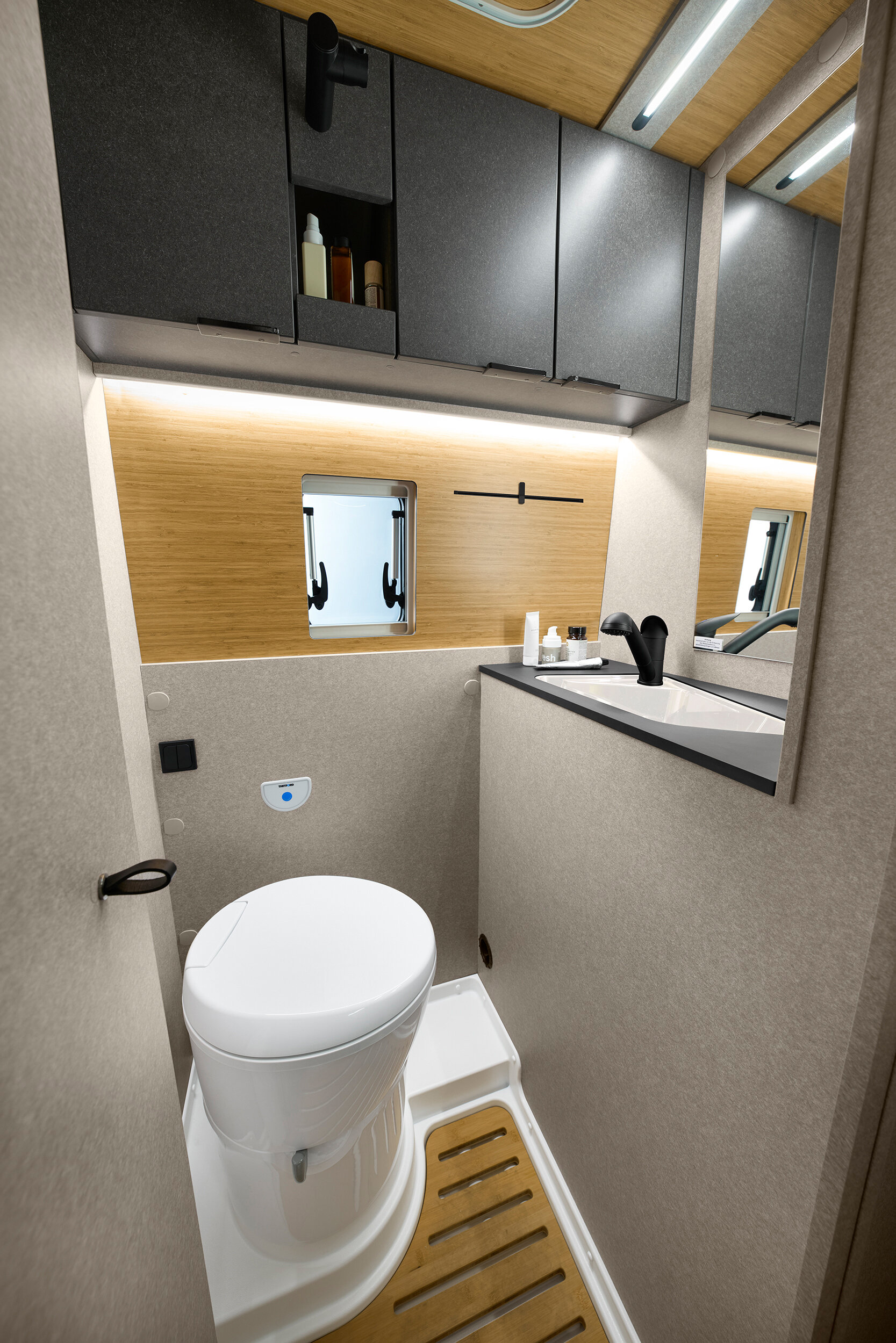 Clever geplant – die durchdachte Badgestaltung im Hymer Redwood verbindet Komfort und Funktionalität auf kleinem Raum.