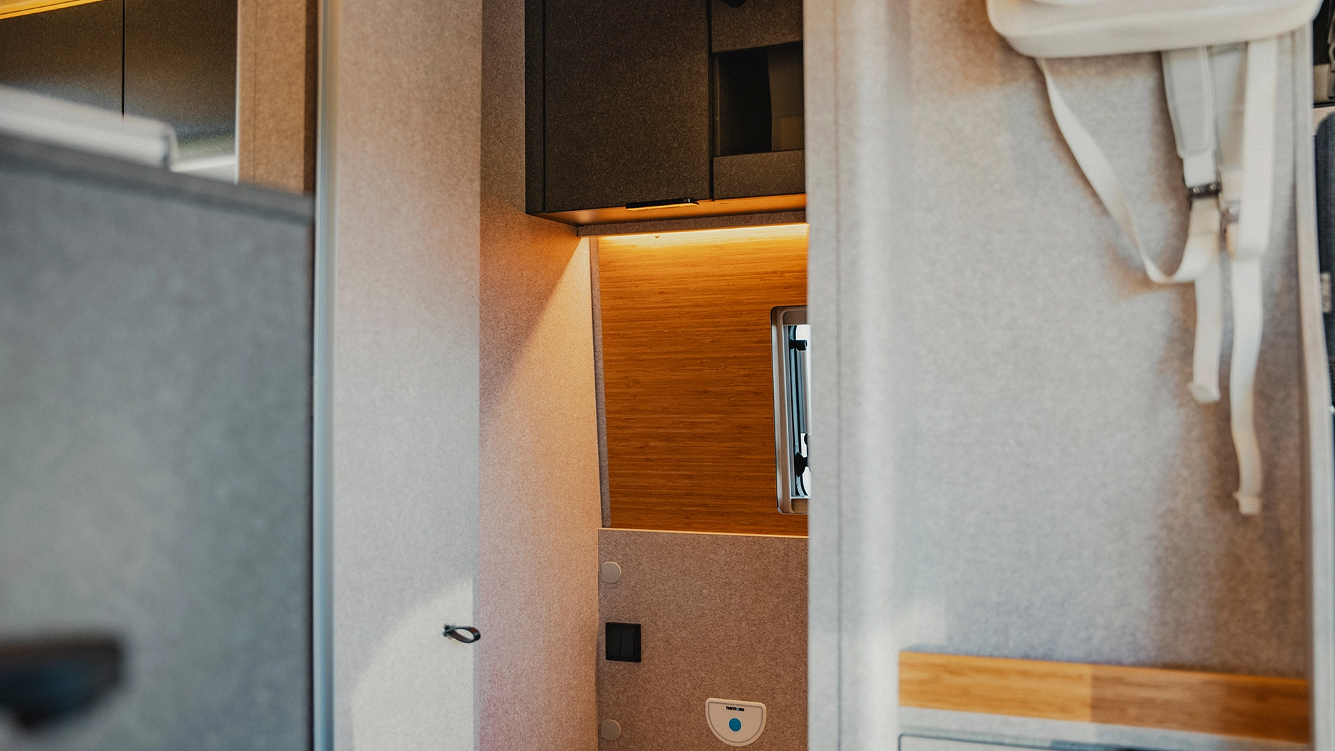 Ein Blick ins stilvolle Bad – modernes Design trifft auf durchdachte Funktion im Hymer Redwood.