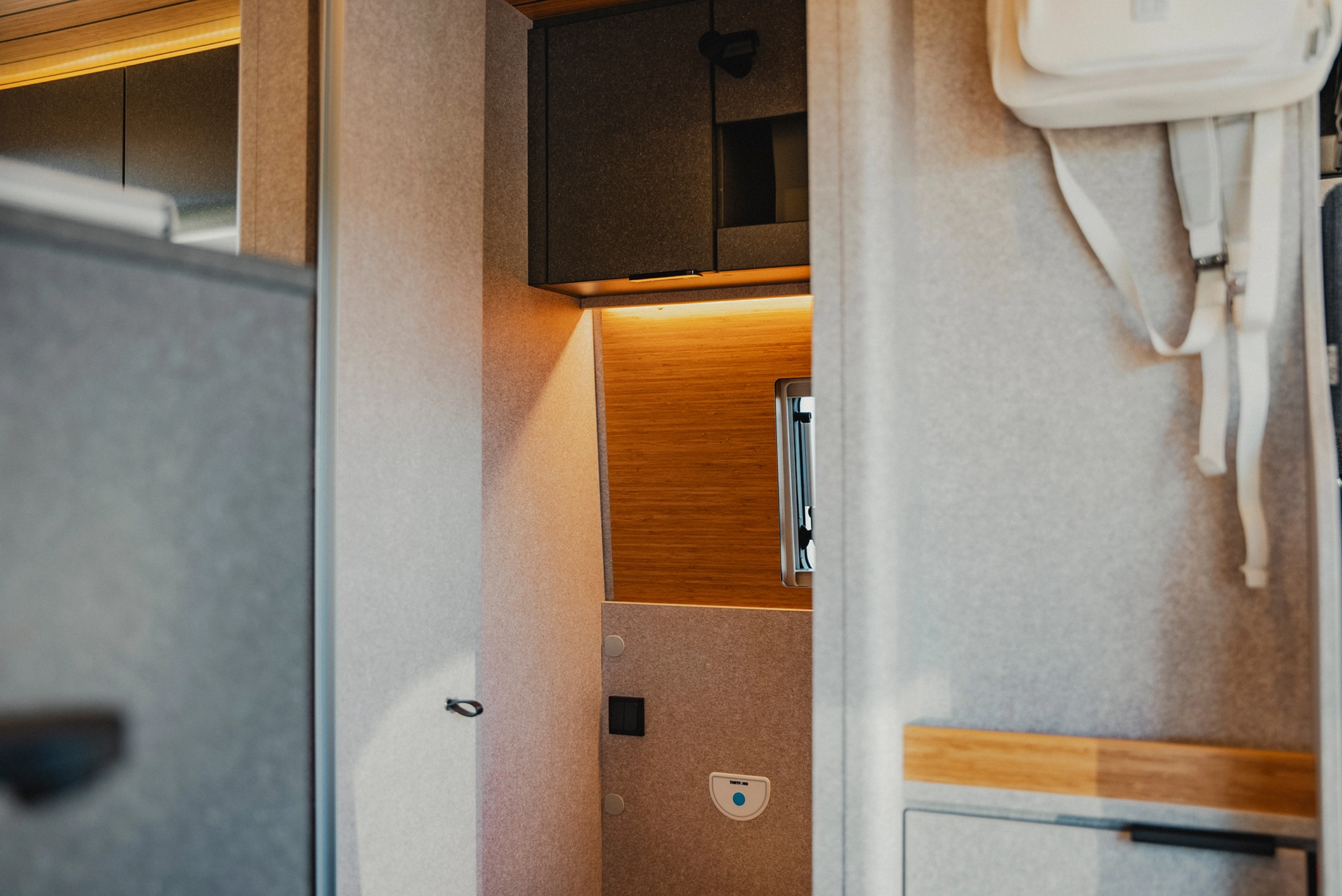 Ein Blick ins stilvolle Bad – modernes Design trifft auf durchdachte Funktion im Hymer Redwood.