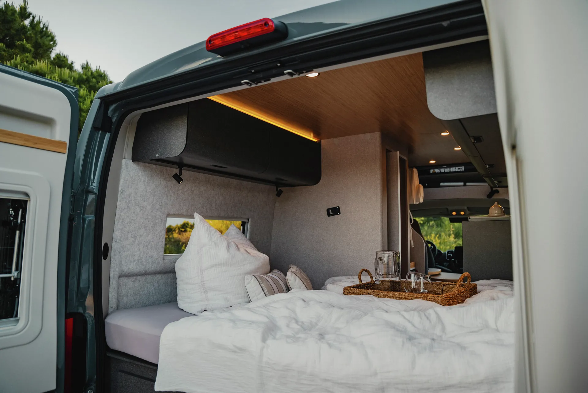 Erholsamer Schlaf garantiert – das gemütliche Bett im Hymer Redwood lädt zum Träumen ein.