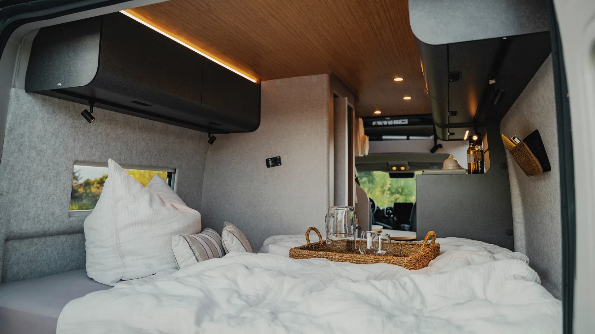 Natürliche Wärme und modernes Design – die Native Bamboo Deckenverkleidung im Hymer Redwood sorgt für ein wohnliches Ambiente.