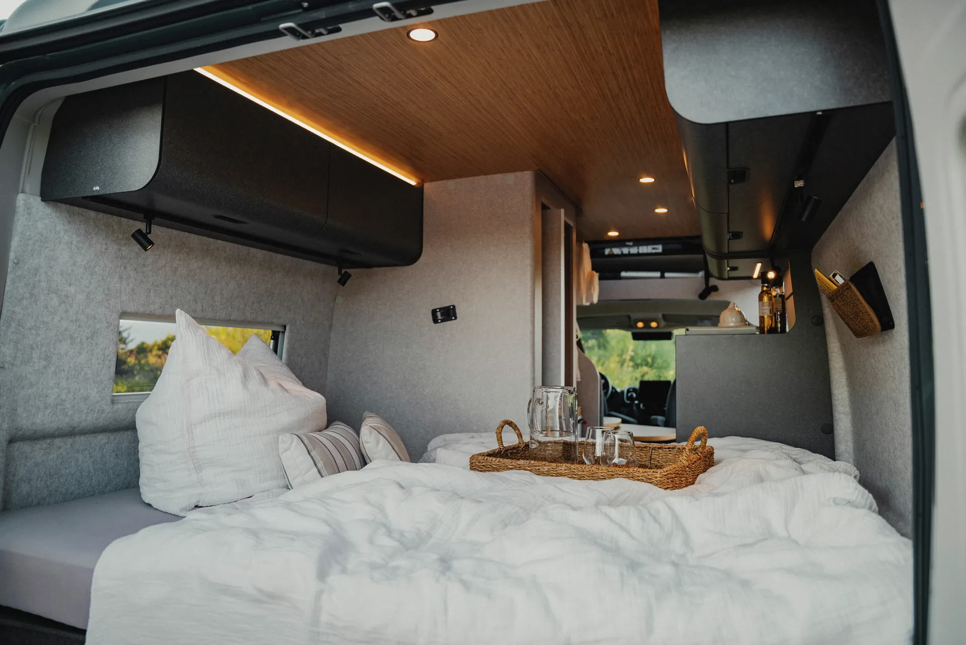 Natürliche Wärme und modernes Design – die Native Bamboo Deckenverkleidung im Hymer Redwood sorgt für ein wohnliches Ambiente.
