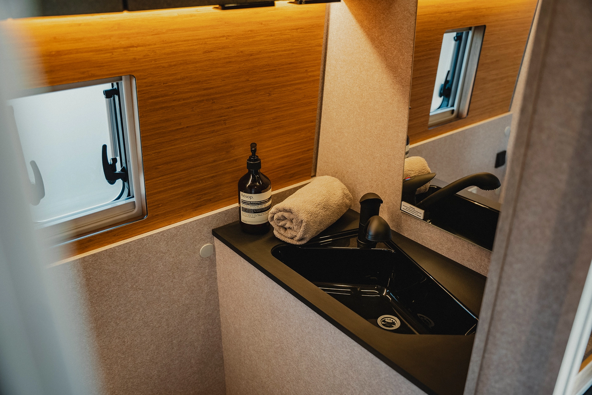 Modernes Baddesign trifft Funktionalität – stilvolles Waschbecken für Komfort unterwegs.