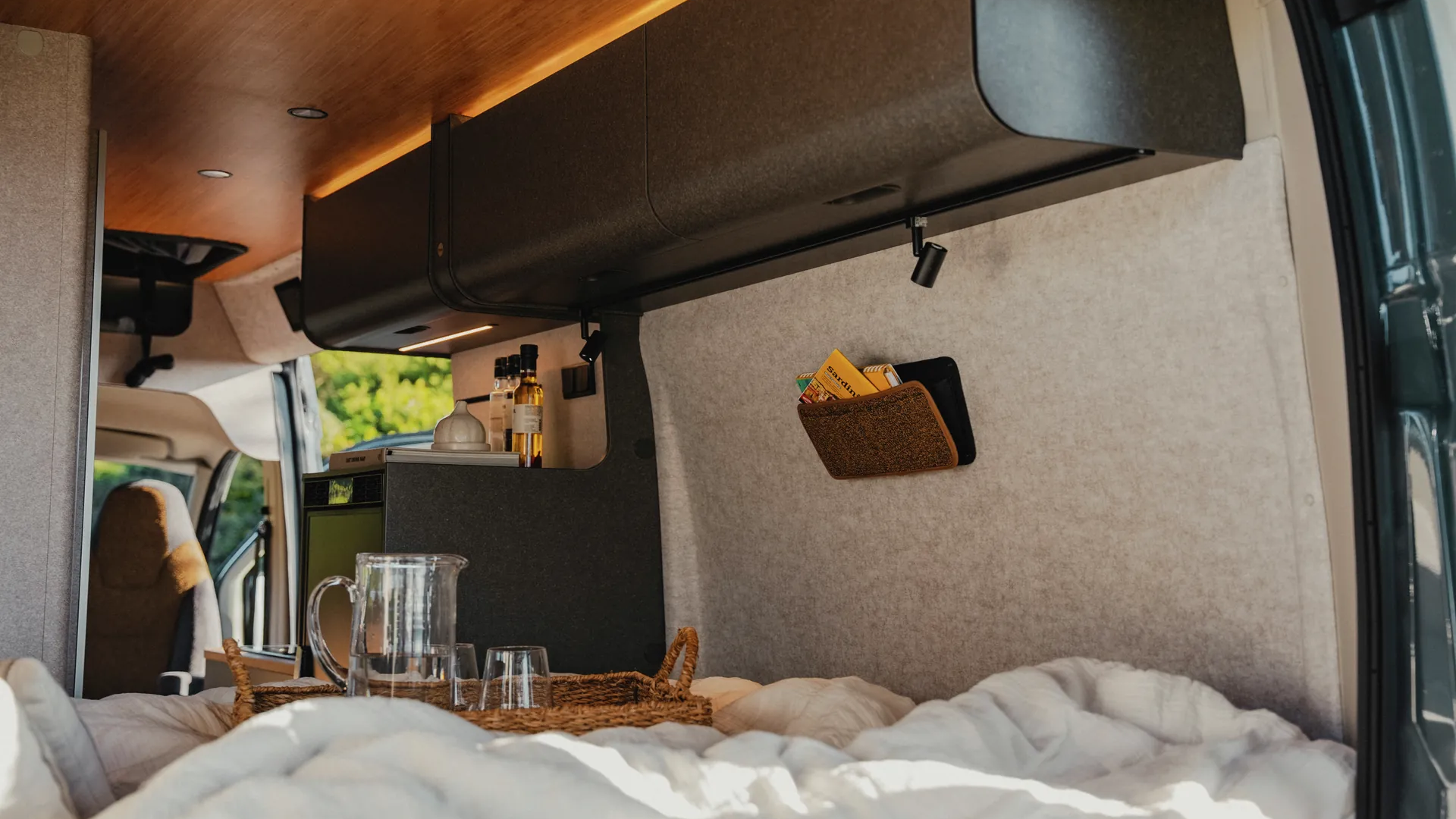 Modernes Design trifft clevere Staufächer – perfekt organisiert und stilvoll eingerichtet im Hymer Redwood.