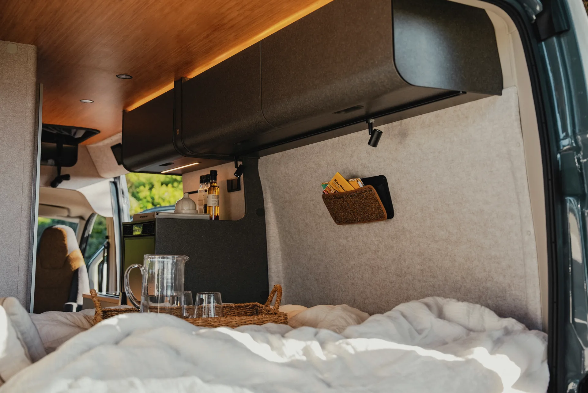 Modernes Design trifft clevere Staufächer – perfekt organisiert und stilvoll eingerichtet im Hymer Redwood.
