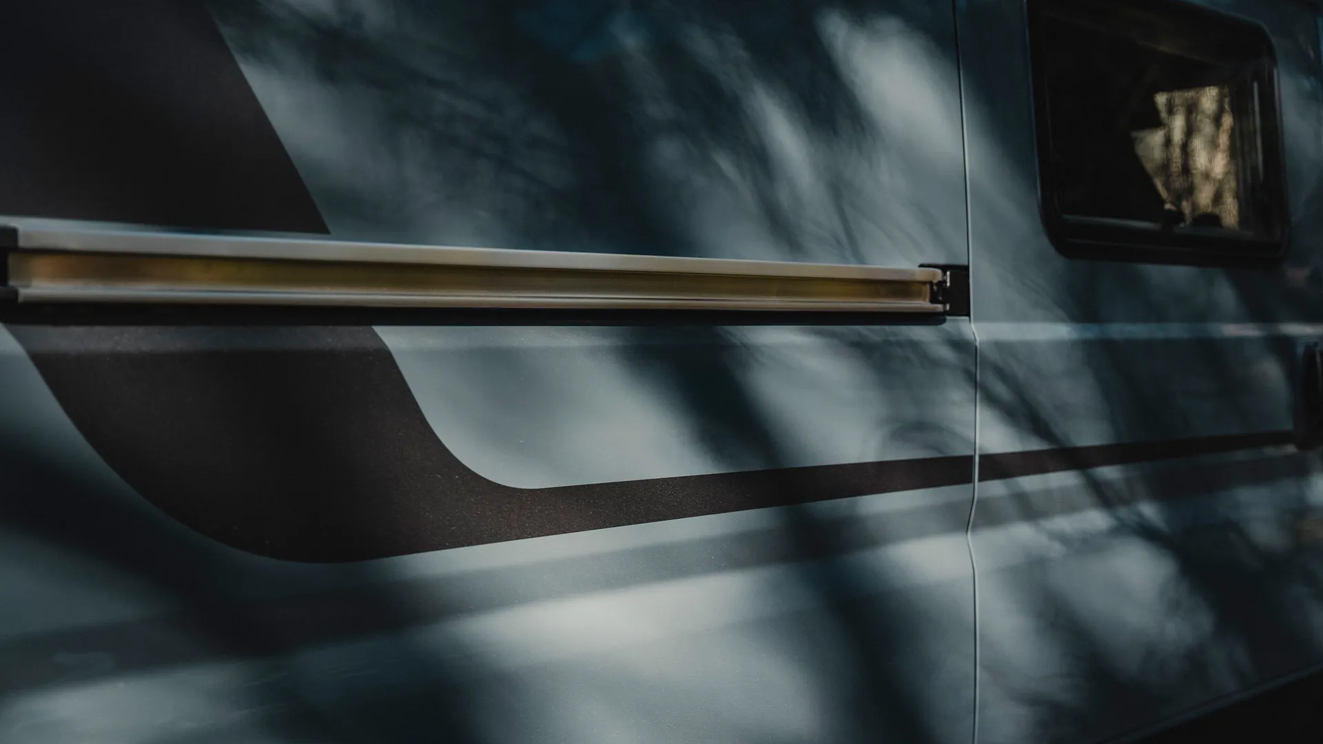 Drei ansprechende Außenlackierungen und die elegante Beklebung setzen stilvolle Akzente am Hymer Redwood.
