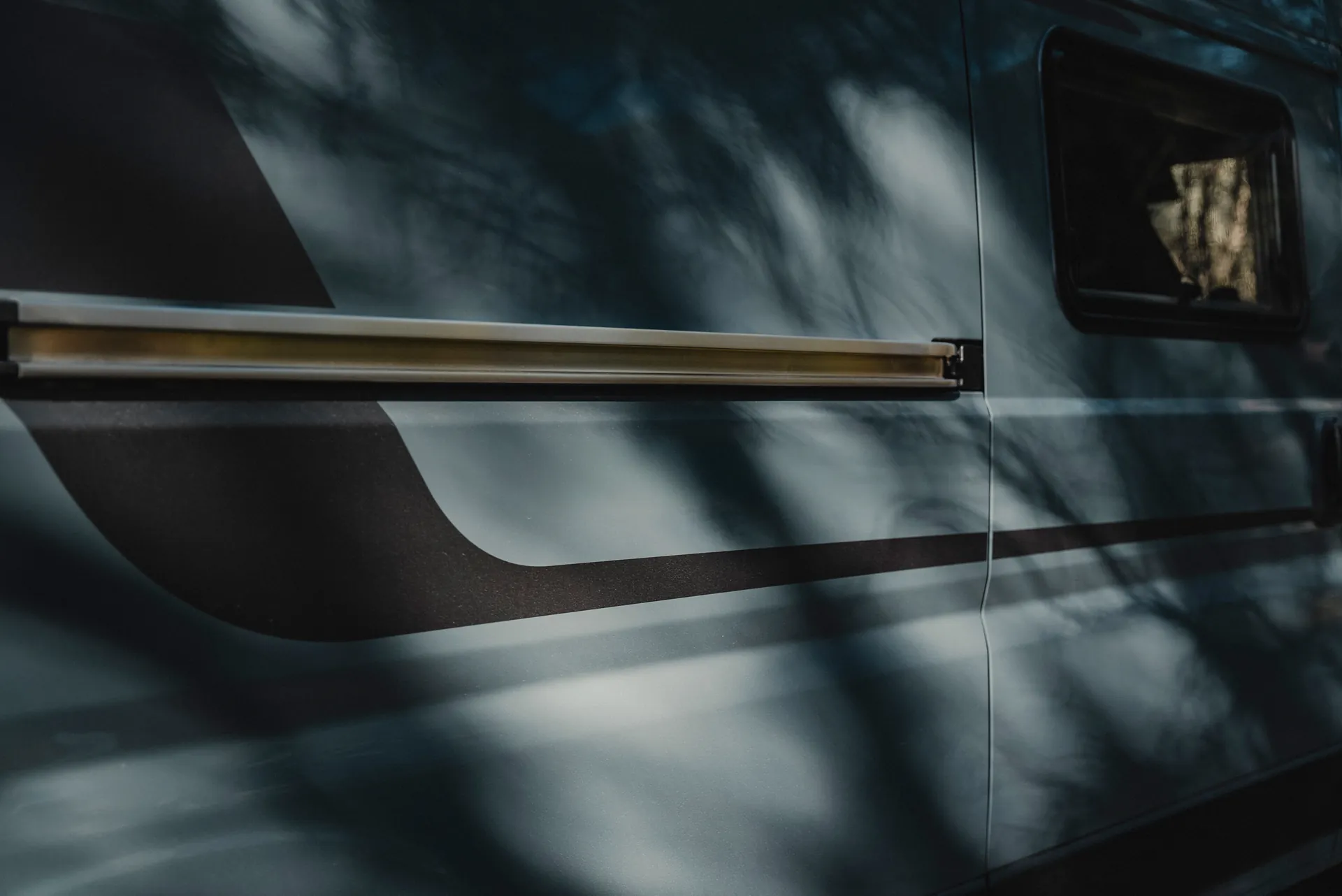Drei ansprechende Außenlackierungen und die elegante Beklebung setzen stilvolle Akzente am Hymer Redwood.