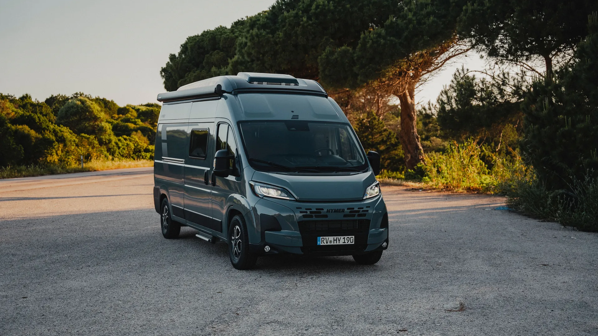 Der Hymer Redwood überzeugt mit effizientem Fiat Ducato Chassis, modernem Assistenzpaket, einem durchdachten 3-Level-Lichtkonzept und einer verstellbaren Travel Lounge – perfekt für alle, die Komfort und Technik auf Reisen schätzen.