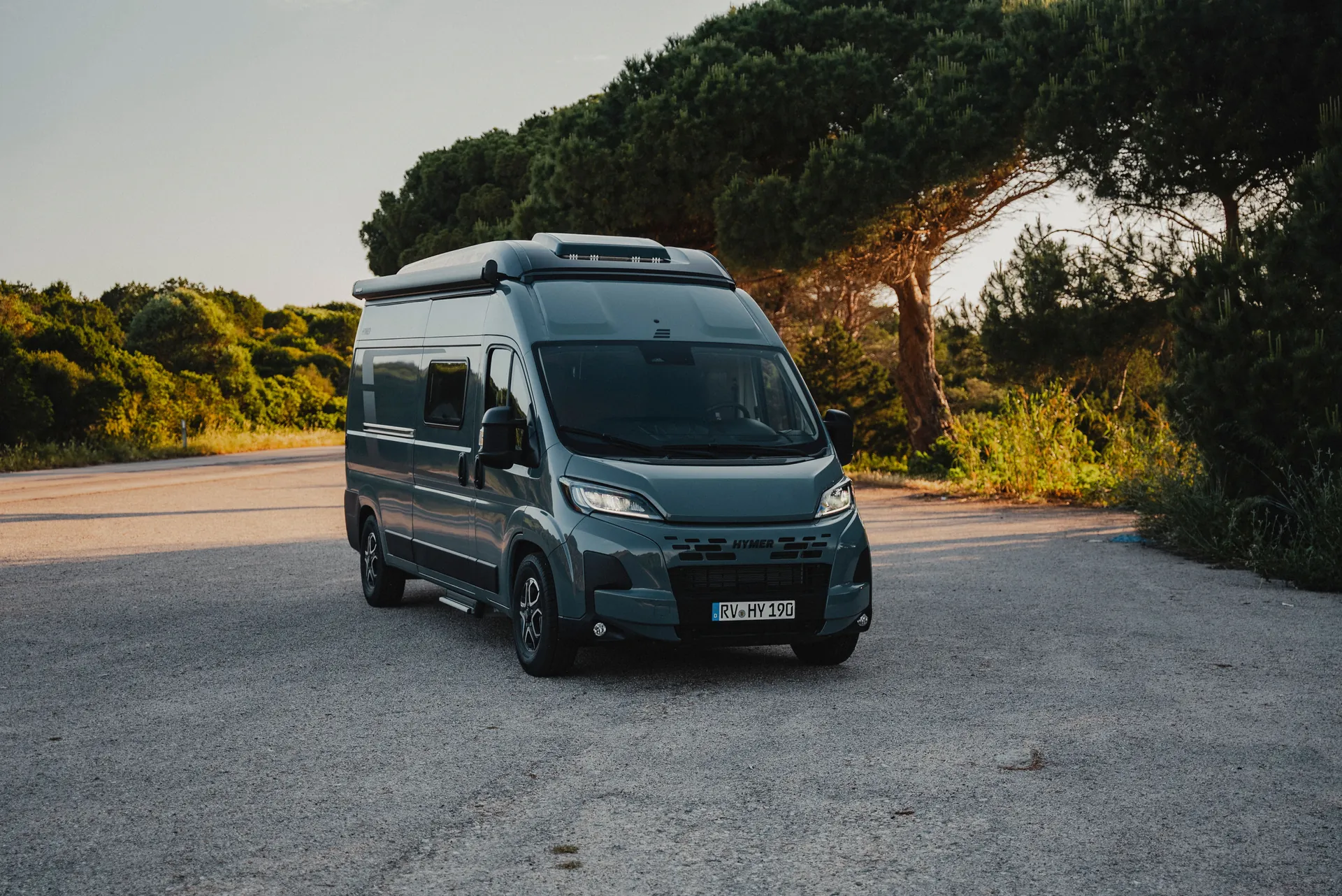 Der Hymer Redwood überzeugt mit effizientem Fiat Ducato Chassis, modernem Assistenzpaket, einem durchdachten 3-Level-Lichtkonzept und einer verstellbaren Travel Lounge – perfekt für alle, die Komfort und Technik auf Reisen schätzen.