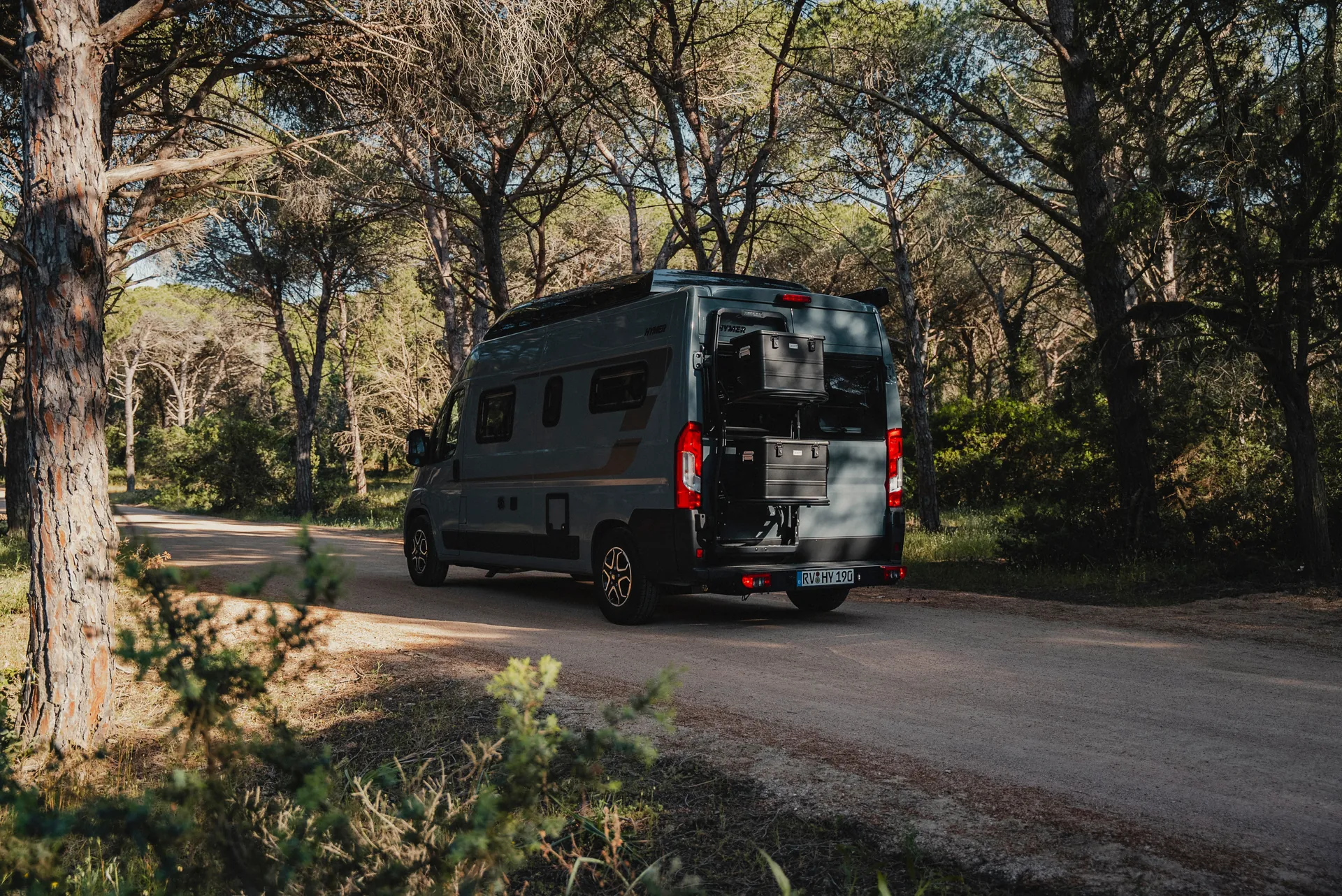 Der neue Hymer Redwood steht für kompakte Freiheit ohne Verzicht. Ein echtes Statement für alle, die ihren eigenen Weg gehen wollen – mit Stil, Komfort und digitaler Intelligenz.