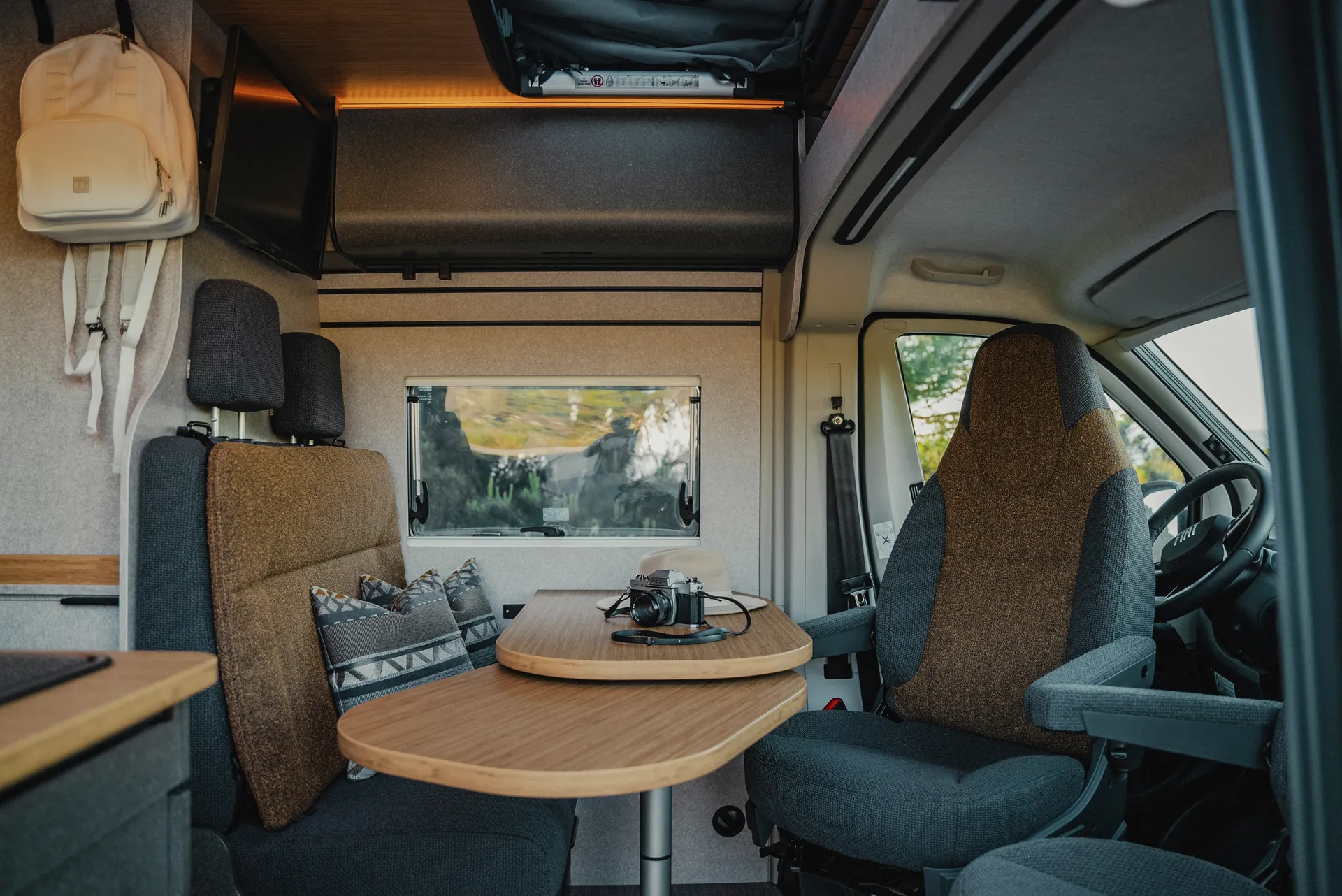 Caldera-Stoffdesign trifft Reisekomfort – stilvoll wohnen im Hymer Redwood.