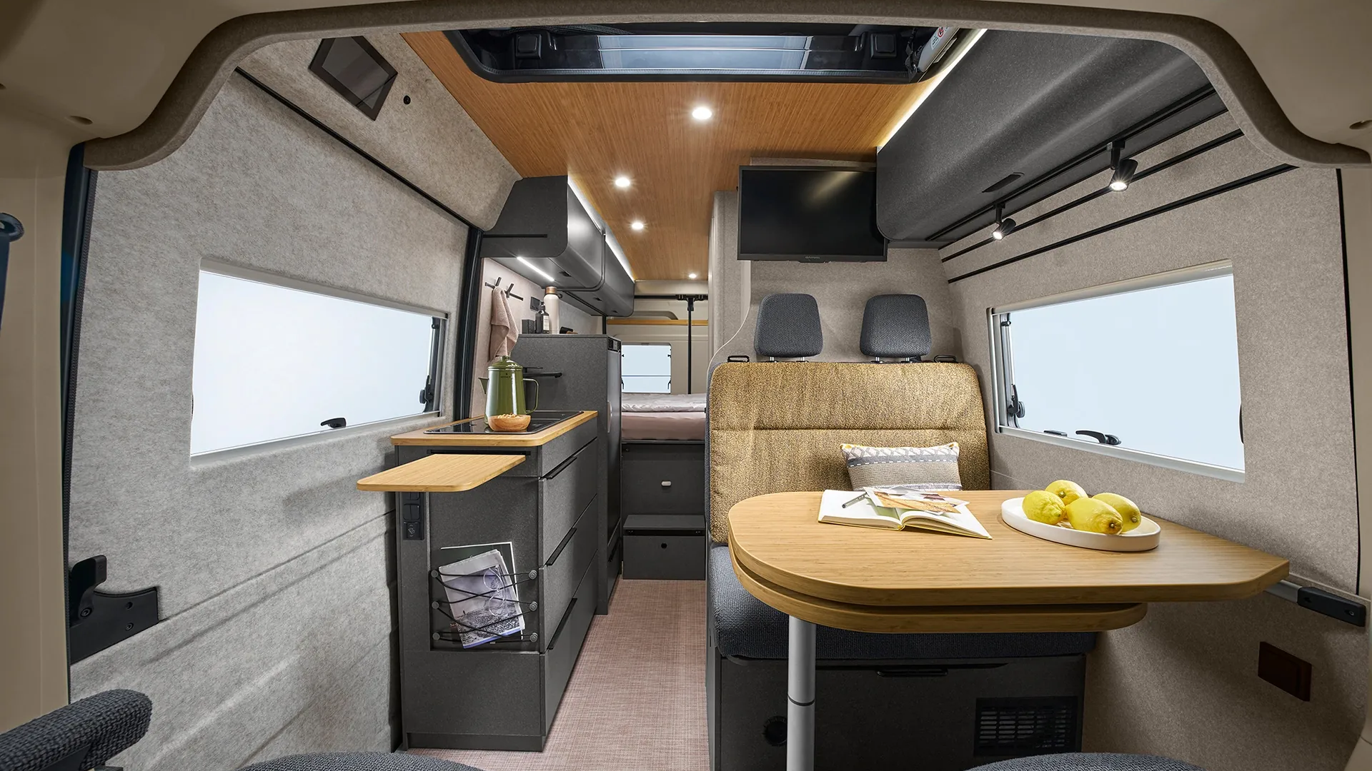 Der Hymer Redwood besticht mit modernem Innenraumdesign - mit einem Fußboden in Betonoptik, einer Decke im natürlichen Dekor Native Bamboo, dunklen Möbelelementen und einer freundlichen, hellen Filzoptik-Innenraumverkleidung. 