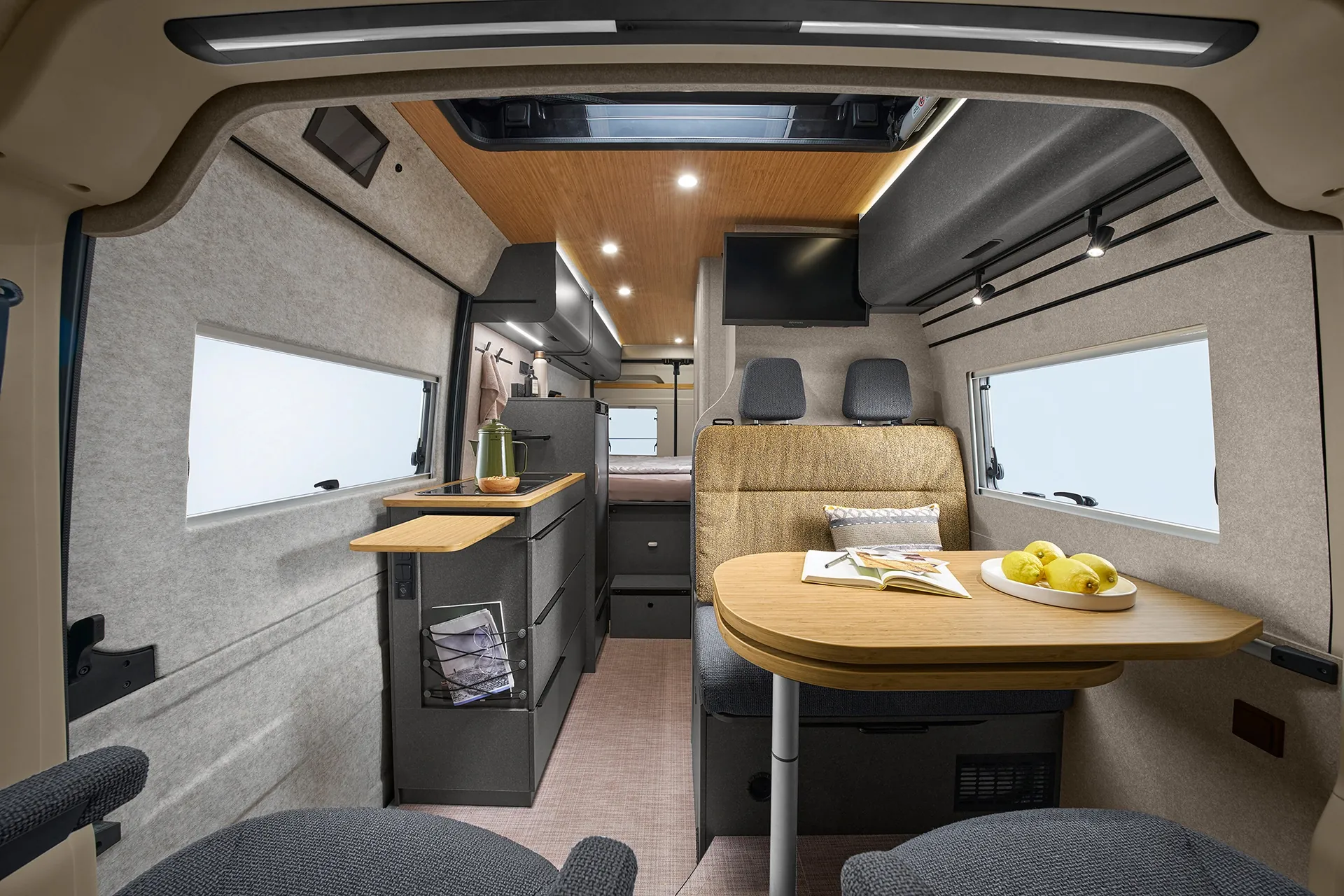 Der Hymer Redwood besticht mit modernem Innenraumdesign - mit einem Fußboden in Betonoptik, einer Decke im natürlichen Dekor Native Bamboo, dunklen Möbelelementen und einer freundlichen, hellen Filzoptik-Innenraumverkleidung. 