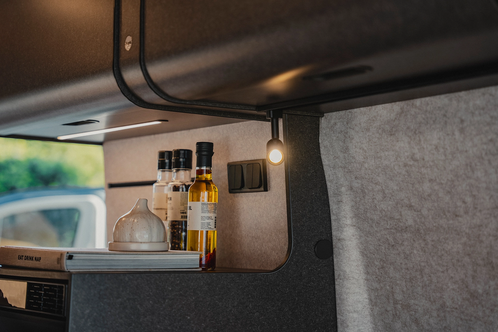 Kleine Details, großer Komfort – stimmungsvolle Akzente in der Hymer Redwood Küche.