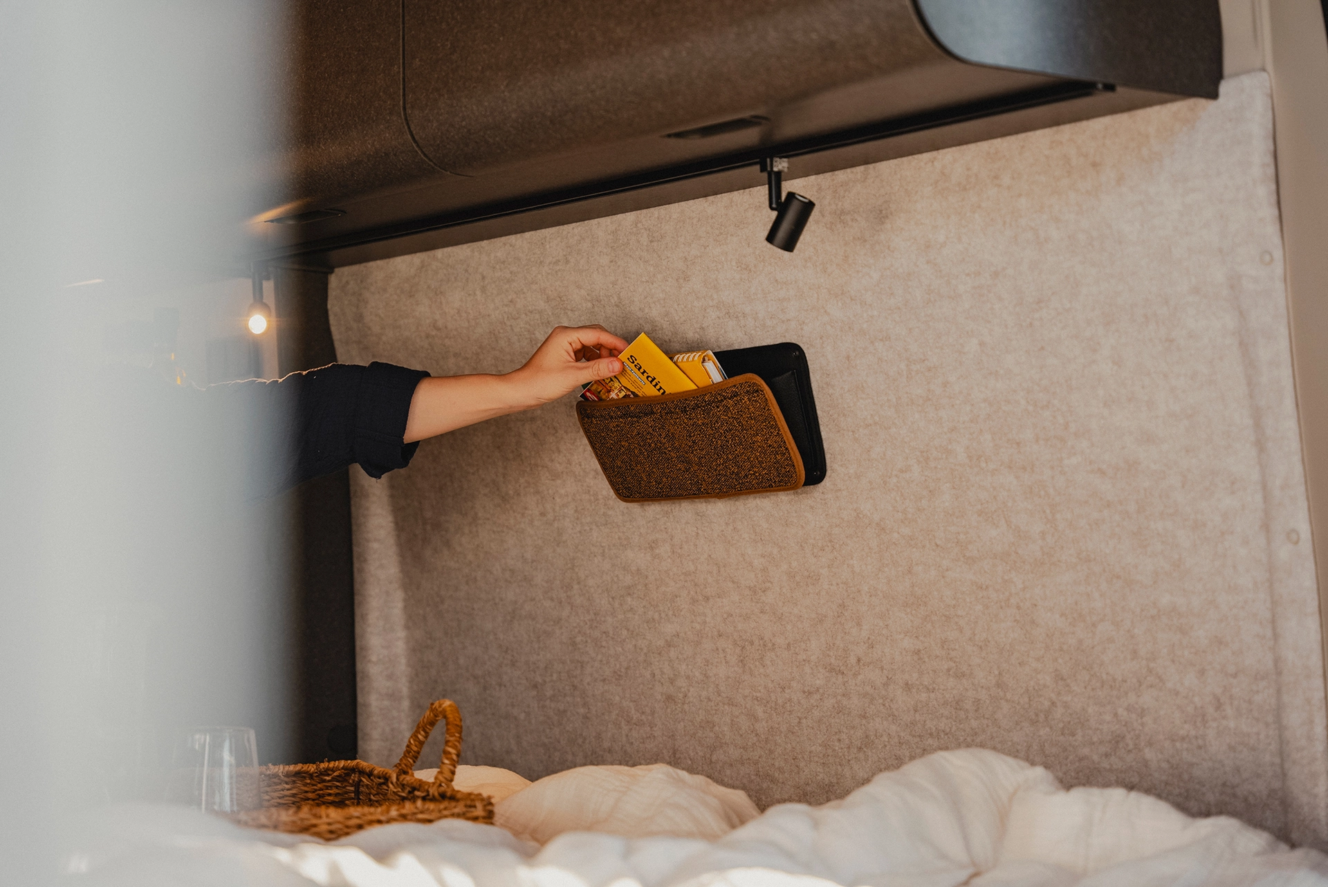 Kleine Staufächer, große Wirkung – cleverer Platz für Lesestoff, Handy und mehr im Hymer Redwood.