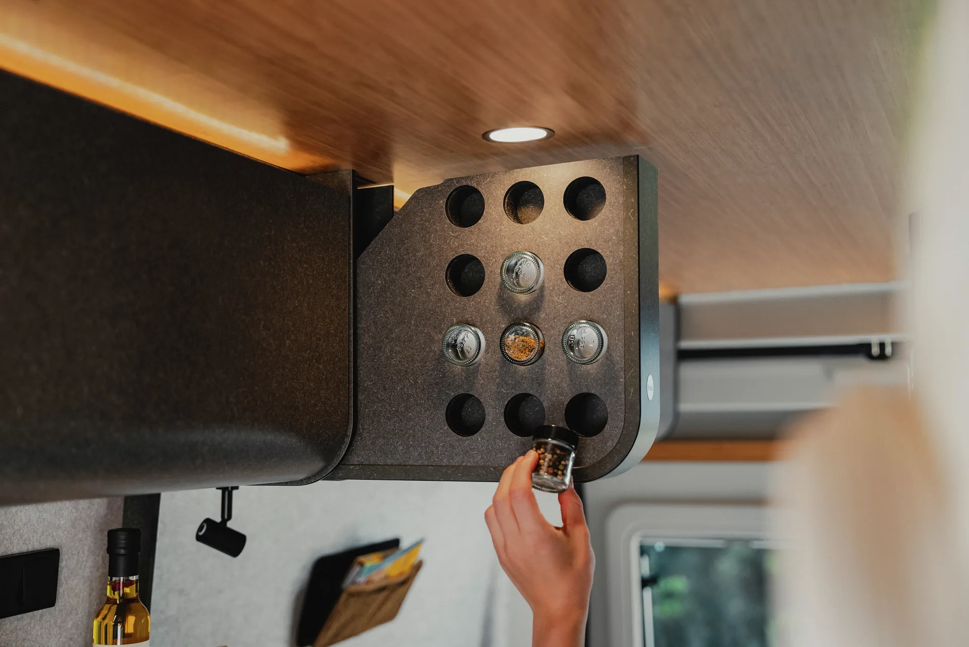 Clever organisiert – das praktische Gewürzregal hält alles griffbereit und sorgt für Ordnung in der Hymer Redwood Küche.
