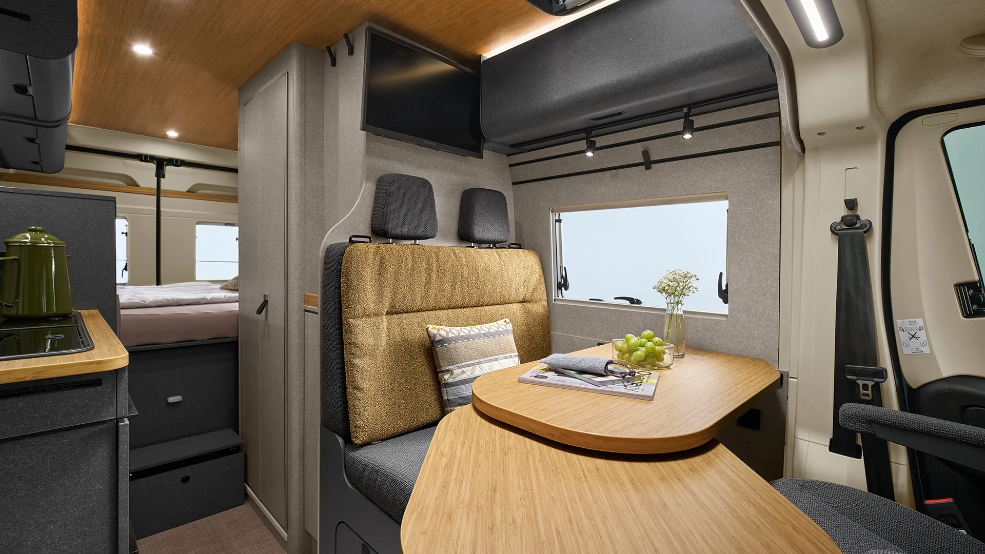 Wohnlicher Innenraum trifft praktische Flexibilität – der erweiterbare Tisch im Hymer Redwood schafft Raum für entspanntes Miteinander.