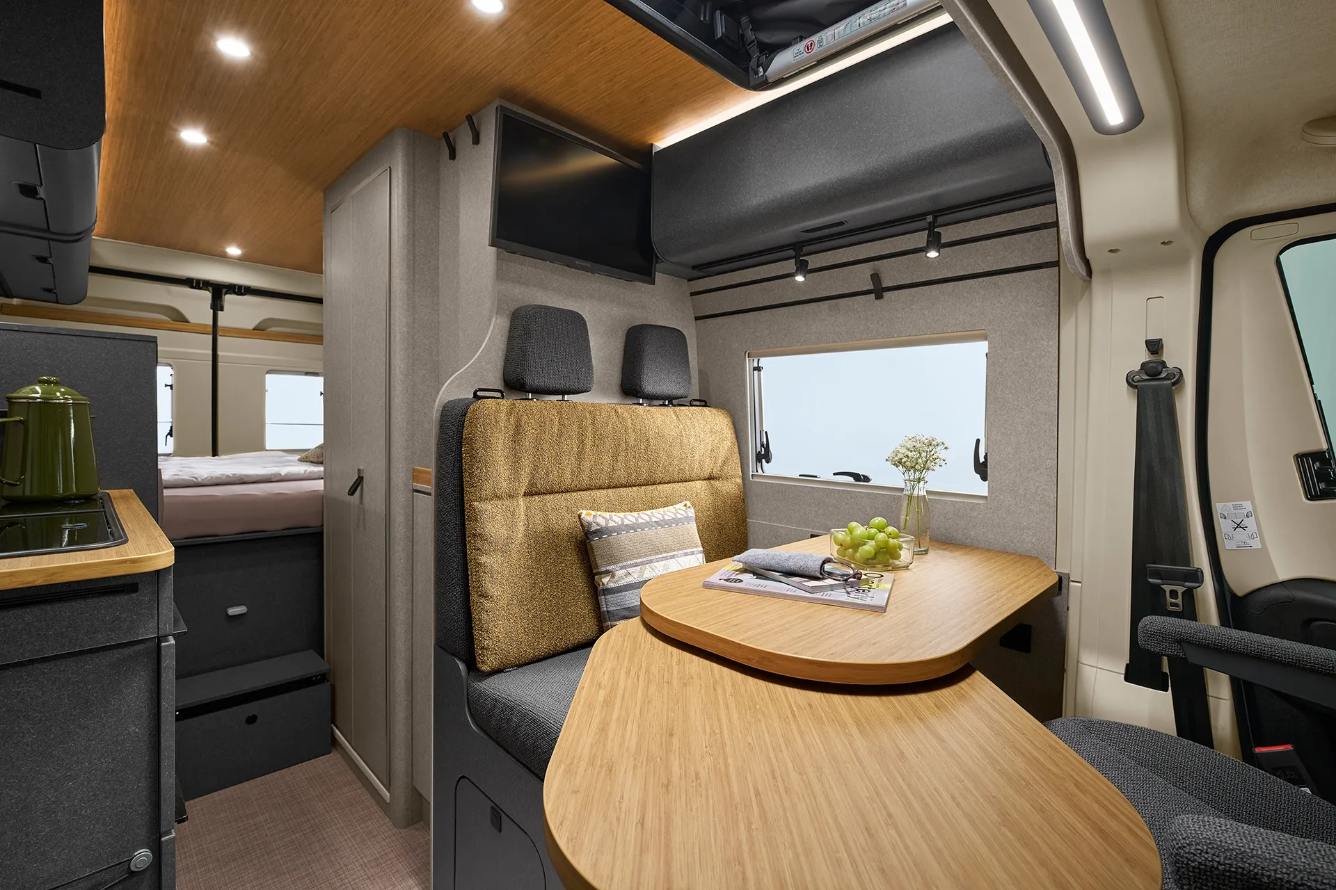 Wohnlicher Innenraum trifft praktische Flexibilität – der erweiterbare Tisch im Hymer Redwood schafft Raum für entspanntes Miteinander.