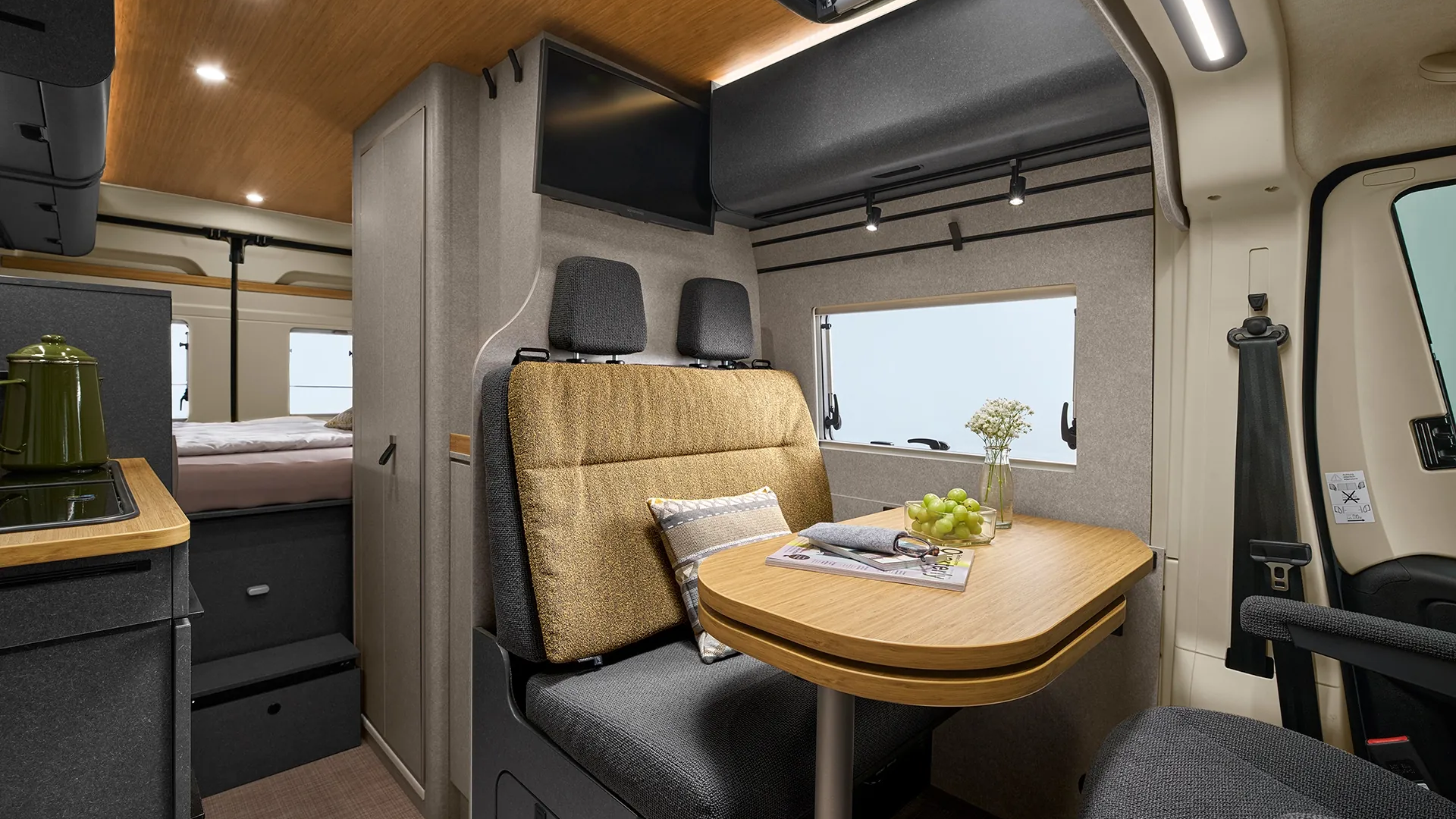 Entertainment für unterwegs – der optionale LED-TV macht den Hymer Redwood zum gemütlichen Rückzugsort auf Reisen.