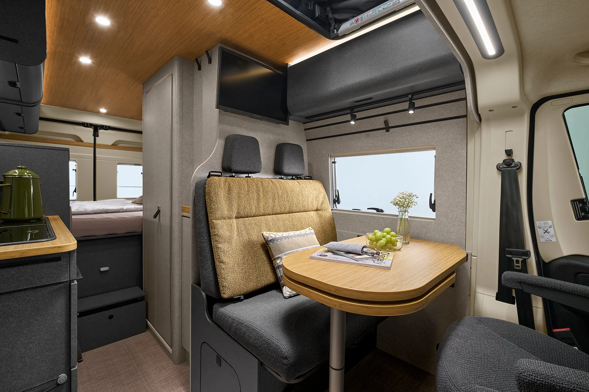Entertainment für unterwegs – der optionale LED-TV macht den Hymer Redwood zum gemütlichen Rückzugsort auf Reisen.