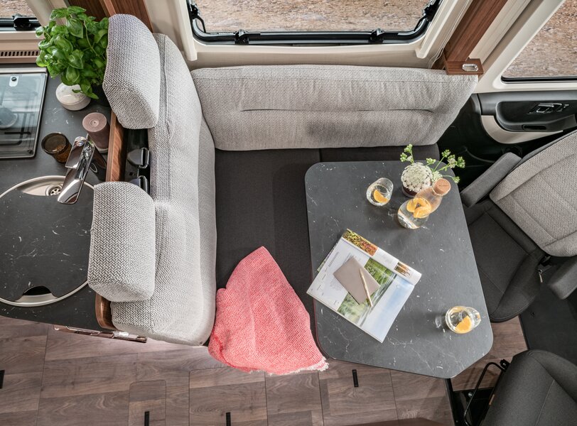 Seating group including driver's seats, laid table, kitchen block in the edition model HYMER B-Class ModernComfort I WhiteLine