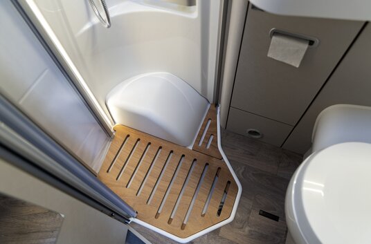 Wooden slatted frame on the floor of the shower cubicle in the Hymermobil Exsis 580 Pure