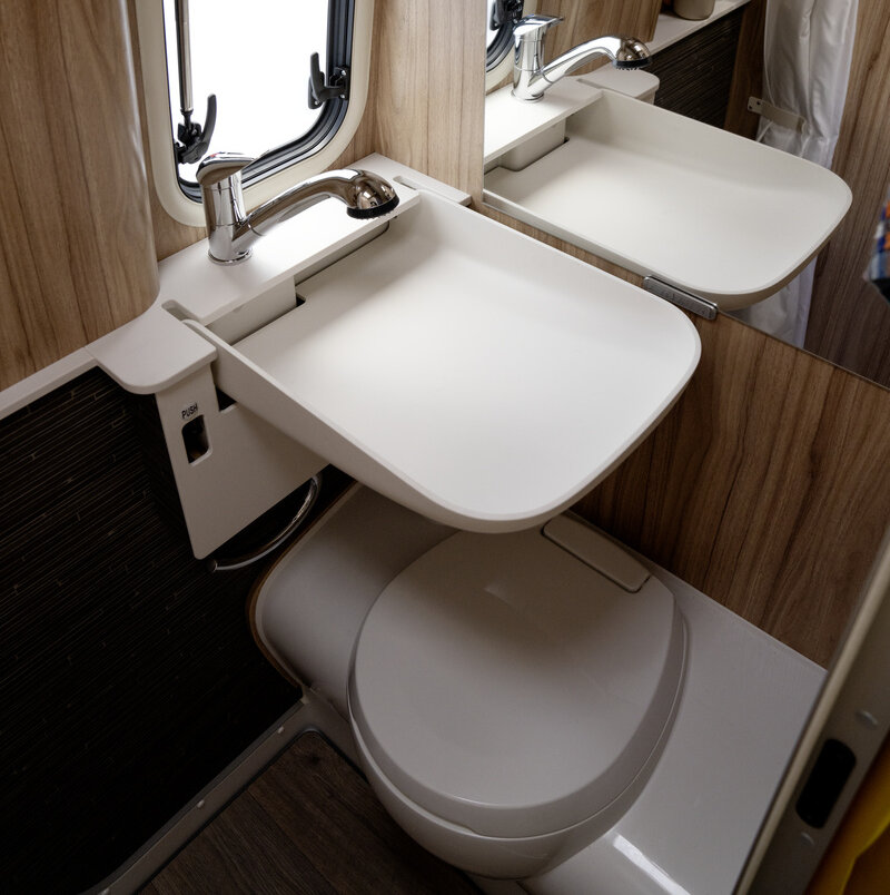 Bathroom area in the Mercedes-Sprinter HYMER Grand Canyon S CrossOver: window, mirror, wash basin, toilet