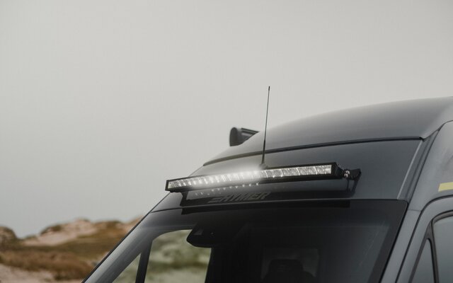 Lightbar an einem Camper Van oberhalb der Windschutzscheibe diese leutet
