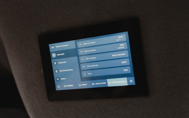 Kontrollpanel der HYMER Smart Connect Unit die in der Wand eines Camper Vans verbaut ist