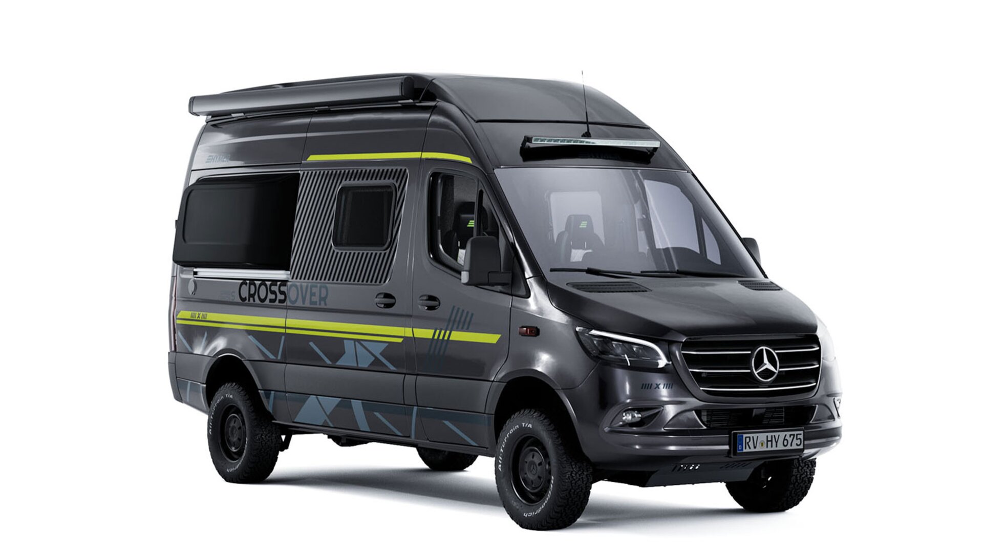 Schräge Seitenansicht eines dunklen Camper Vans mit seitlicher Beklebung in der Farbe Neongrün, dunkle Reifen mit schwarzen Felgen sowie eine schwarze Markiese, Vorne über der Frontscheibe ist eine LED-Lightbar angebracht