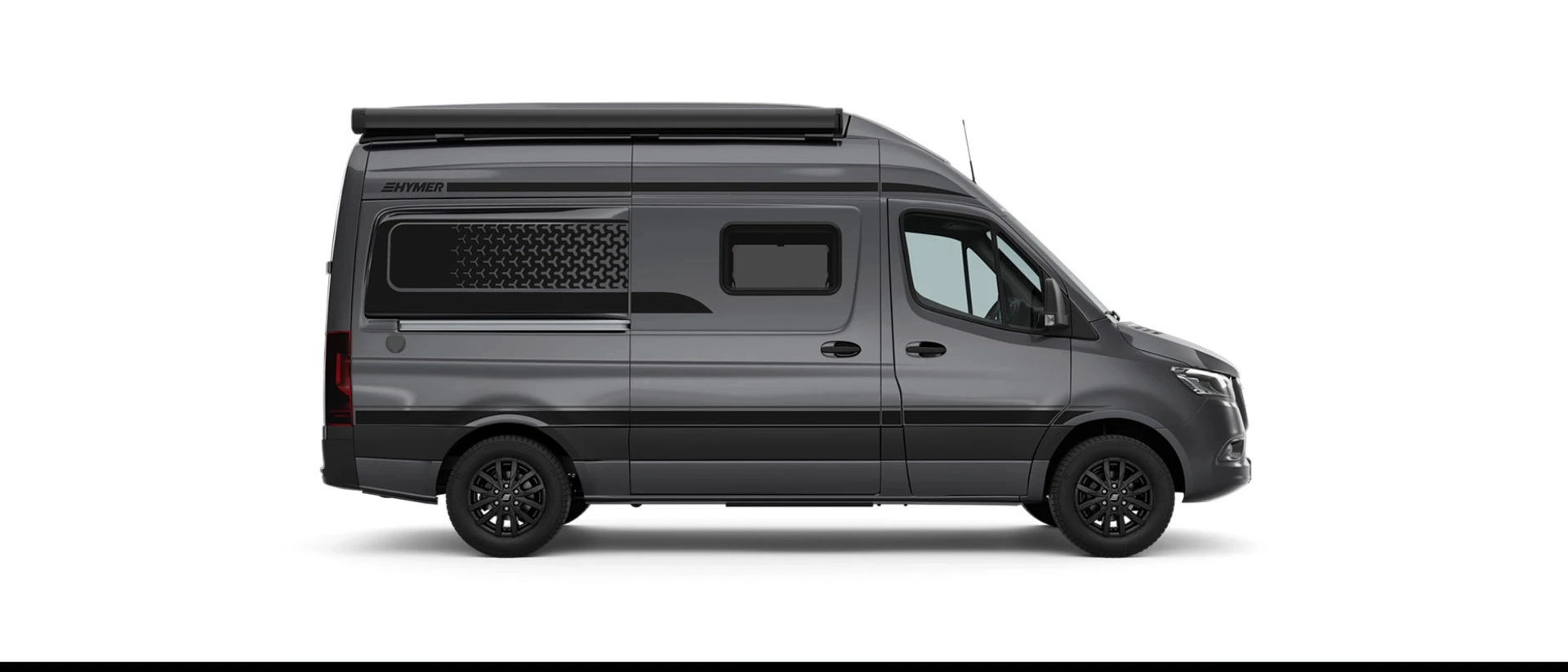 Découpe latérale d'un camping-car gris foncé montrant le côté passager. Le camping-car a un auvent noir et des décalcomanies de design sombres à la fenêtre arrière.