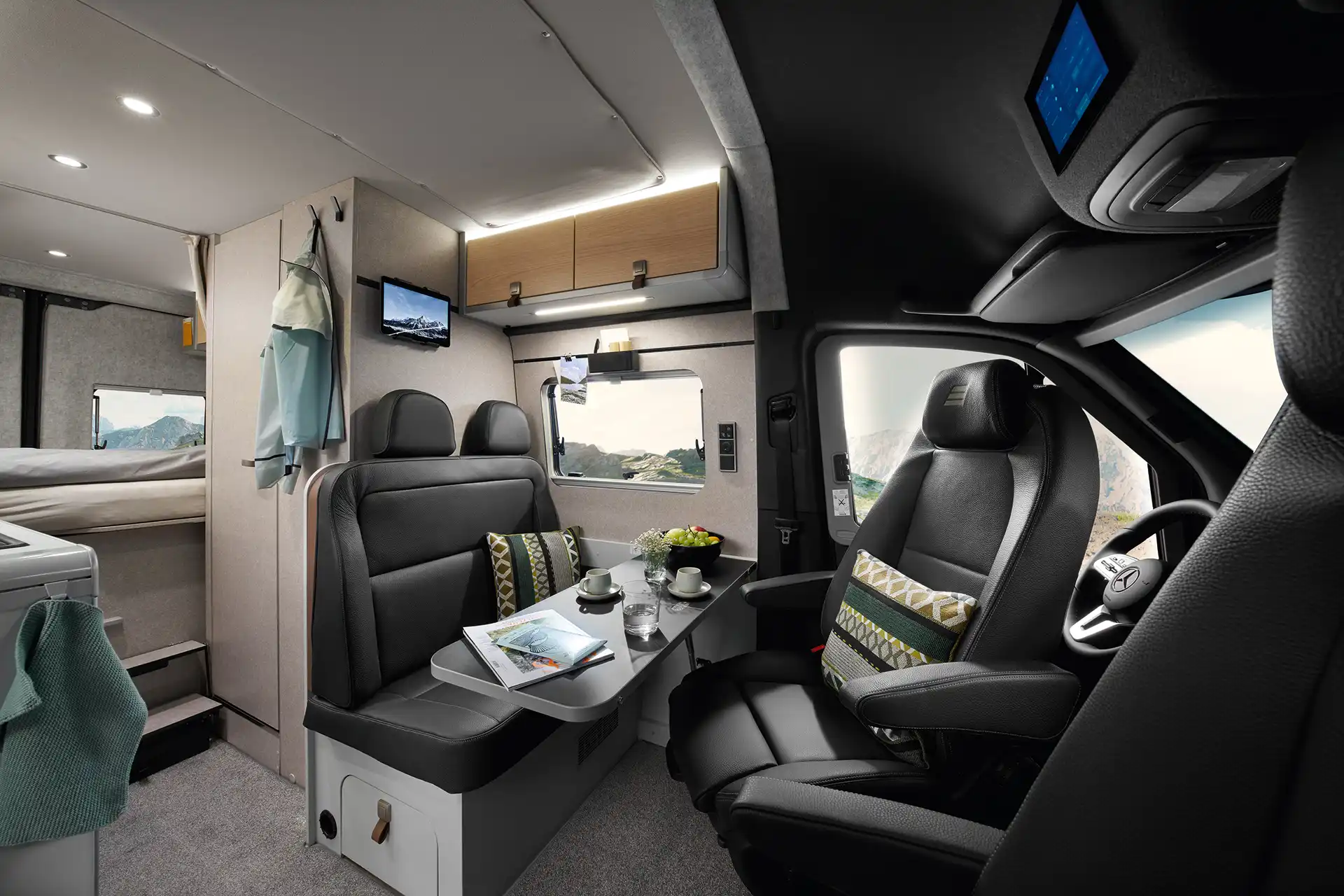 Le salon du HYMER Grand Canyon S dans le monde du style Pearl Grey photographié depuis le siège passager.