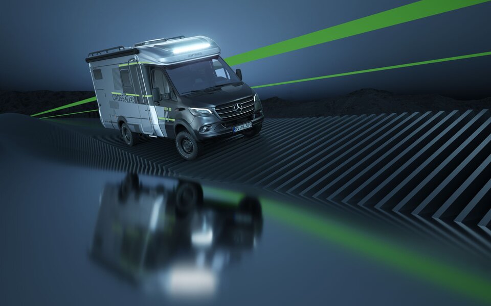 Sportliches, teilintegriertes Mercedes-Wohnmobil mit CrossOver-Abklebung, das auf einer blaugrauen, futuristischen Digitalstrecke fährt, die an eine DNA-Kette erinnert. Daran entlang verlaufen zwei grüne Streifen. Das Wohnmobil spiegelt sich schemenhaft auf dem Untergrund neben der Strecke.	