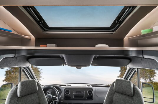 Storage compartments above the driver's cab, driver's seats and cockpit as well as panoramic skylights on the HYMER T-Class S.