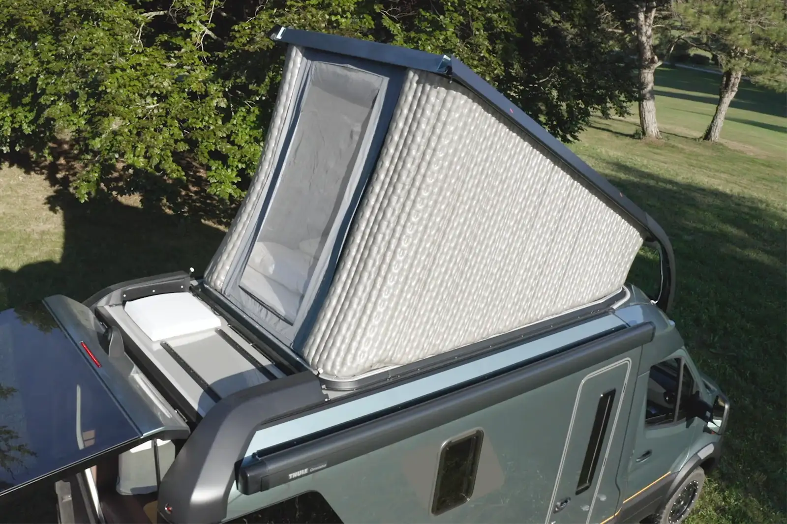 The pneumatic roof of the Instant Loft of the HYMER Venture S is visible from the outside.