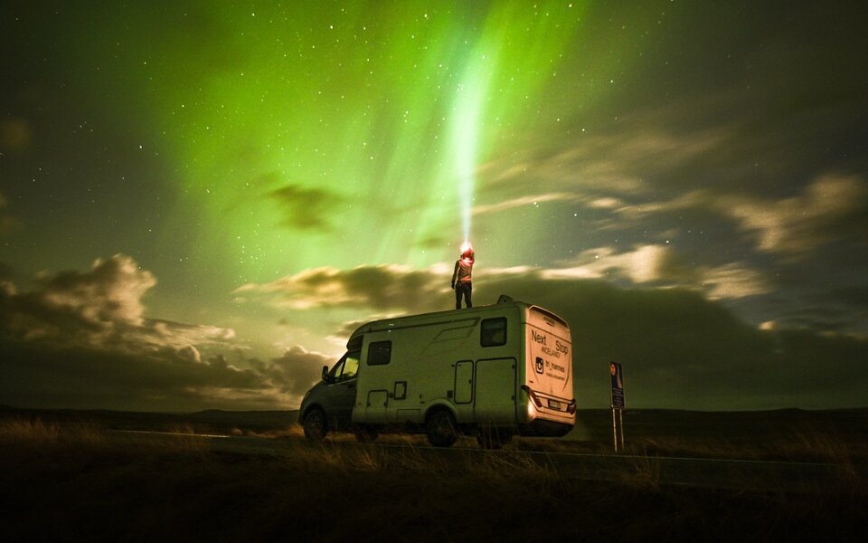 Teilintegriertes Wohnmobil HYMER B-Klasse ModernComfort T in Island mit imposanten Nordlichtern am Himmel