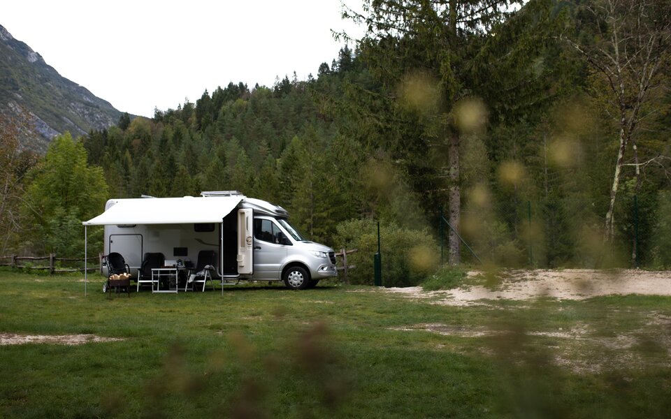 HYMER ML-T med markis - campingläge i det gröna