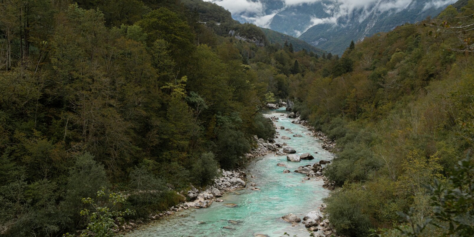 Berglandskap med Soča-floden