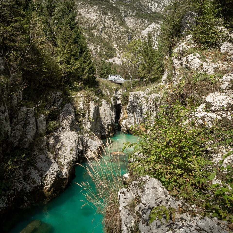 HYMER ML-T kör genom Soča-ravinen