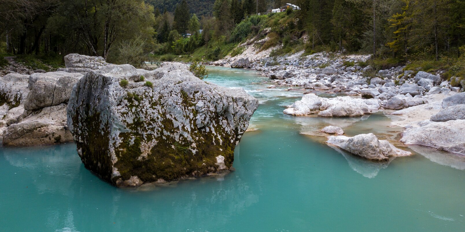 Rotsen in turkoois water van de Soča-rivier