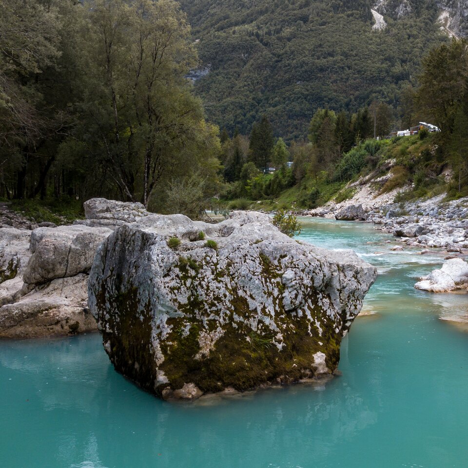 Turkost vattnet i floden Soča