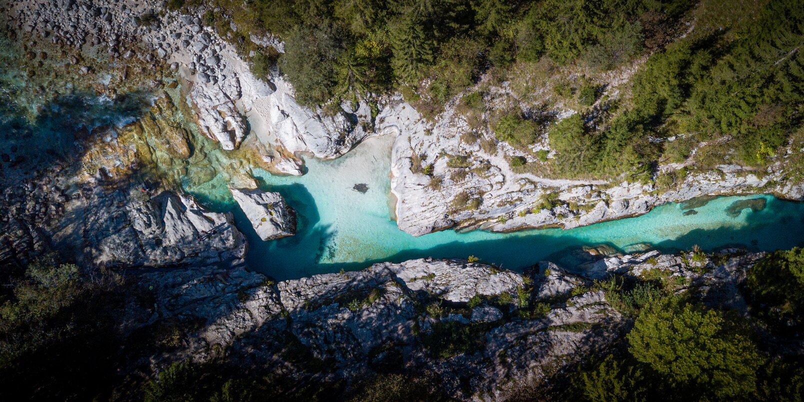 Loop van de rivier met turkoois water / Soča-dal van boven gezien
