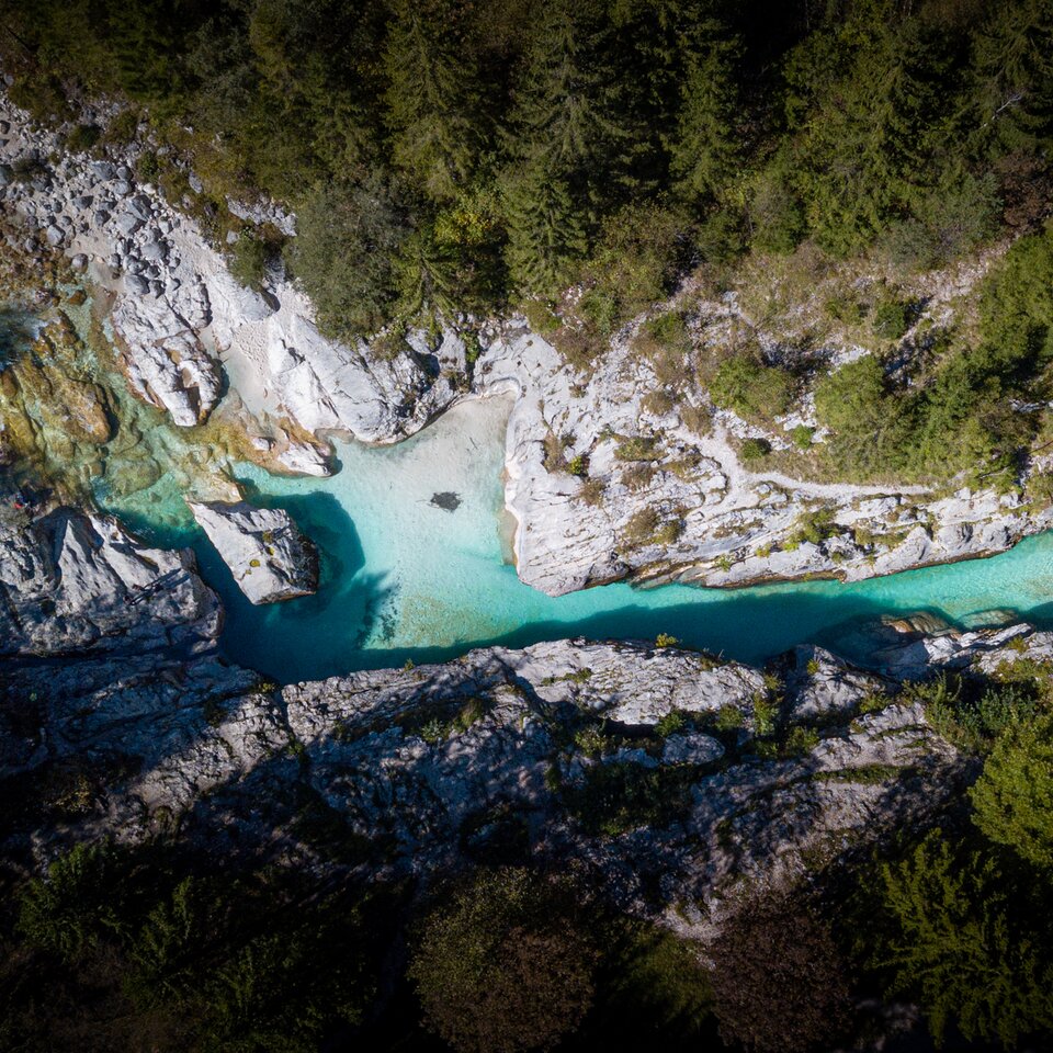 Flod med turkost vatten / Soča-dalen ovanifrån