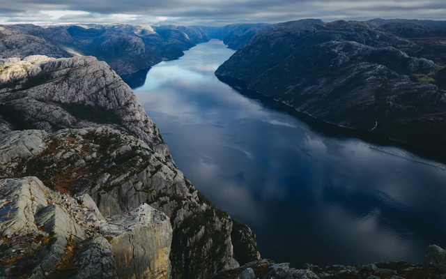 Blick auf den Fjord, Links und Rechts ist die Berglandschaft