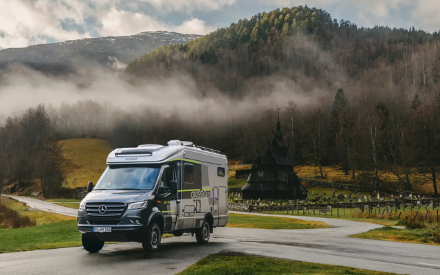 Blick auf den HYMER ML-T CrossOver, im Hintergrund ist die Borgund Stabkirche zu sehen, hinter der Kirche sind Wälder mit hohen Bäumen