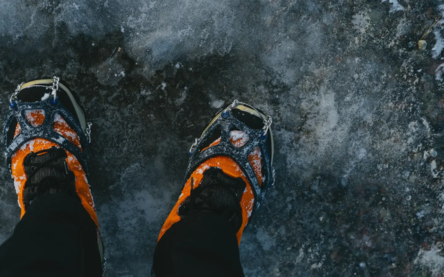 Blick auf Schneeschuhe, Person steht auf Eis