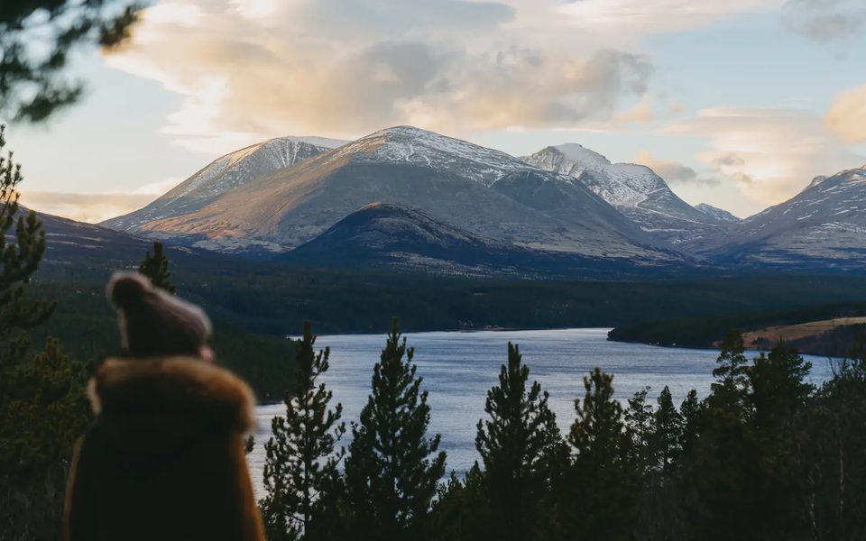 Schöner Ausblick auf einen See, im Hintergrund sind riesige Berge